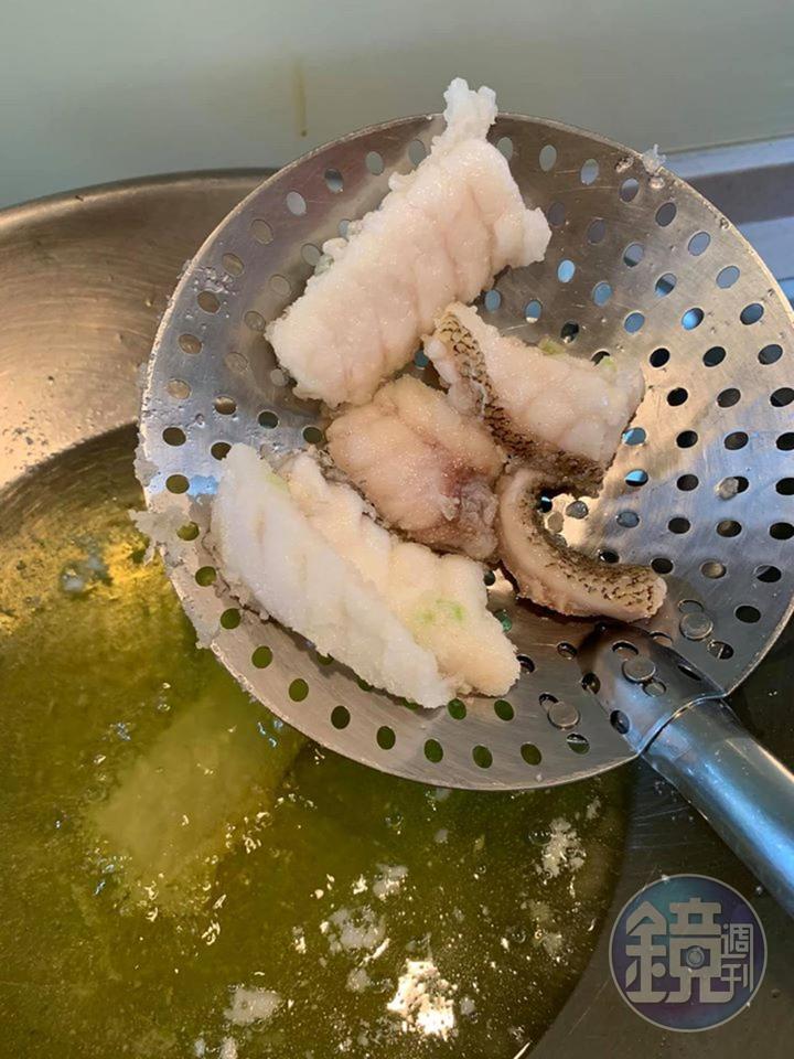 將魚片過油。