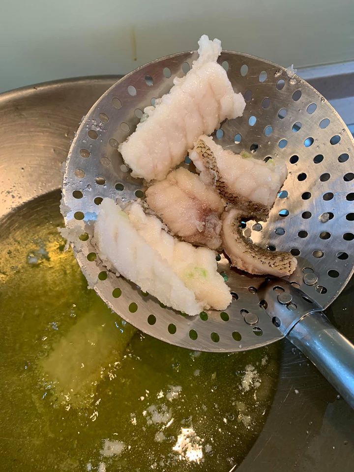 將魚片過油。