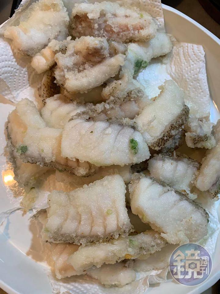 過油後的魚片，放上廚房紙巾瀝油。