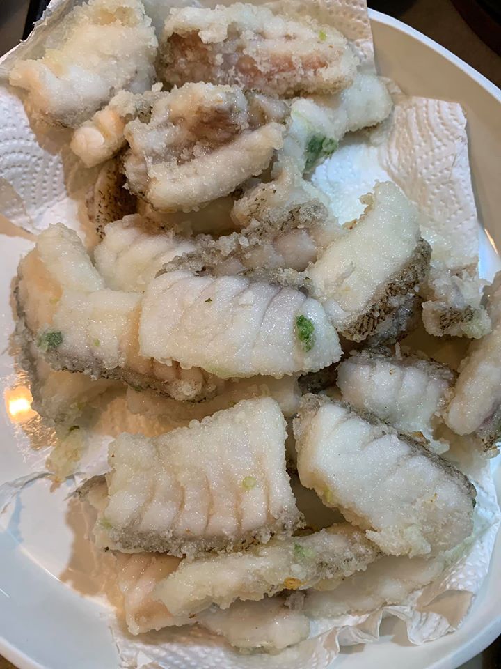 過油後的魚片，放上廚房紙巾瀝油。