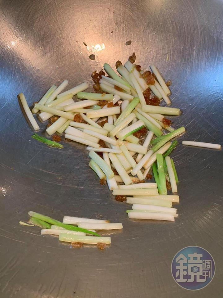 加入少許冰糖拌炒。