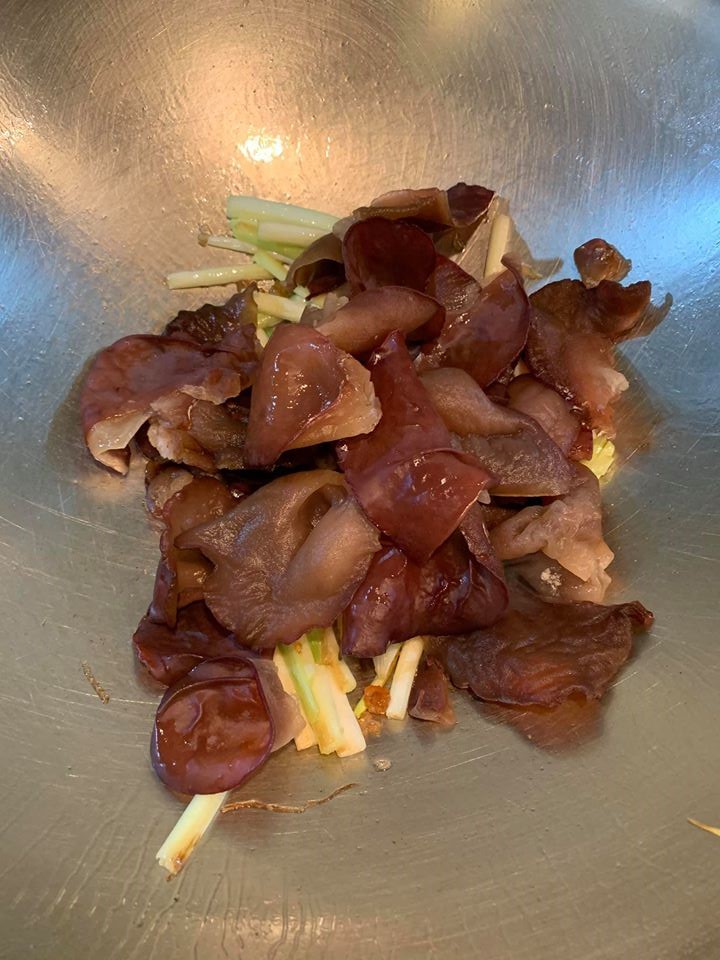 加入木耳拌炒。