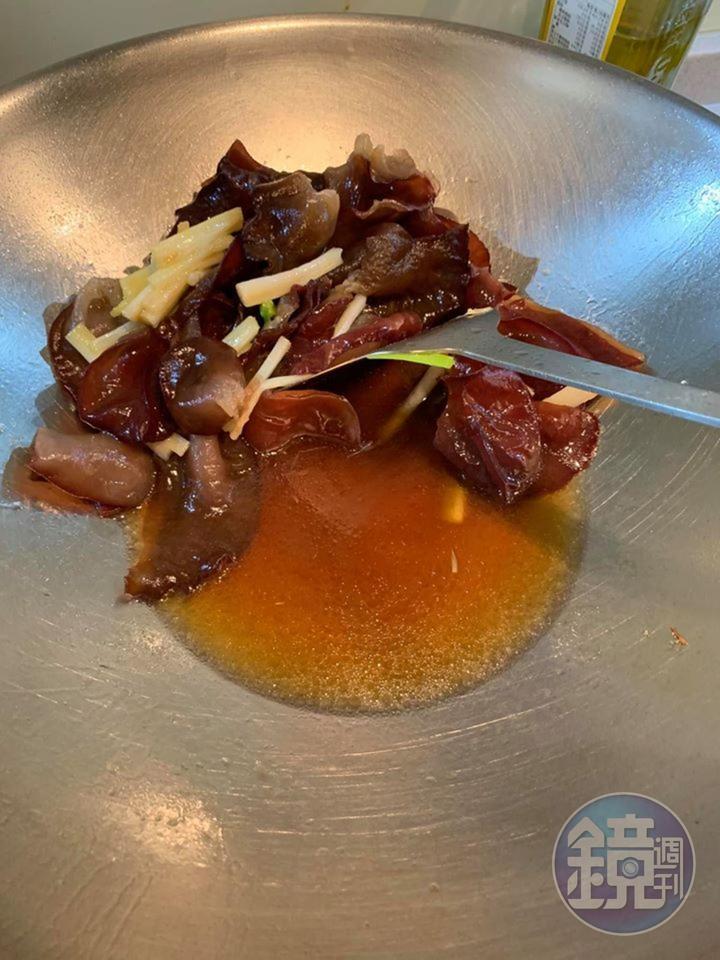下紹興酒同炒。