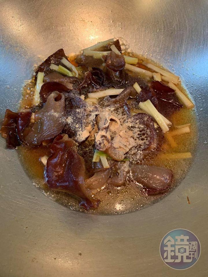下嫩薑片、撒白胡椒粉。