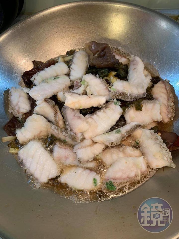 等調味的醬汁煮滾後，再放入魚片。
