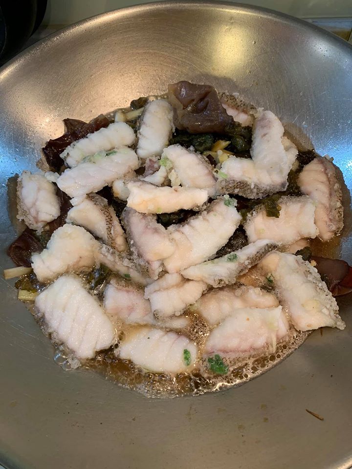 等調味的醬汁煮滾後，再放入魚片。