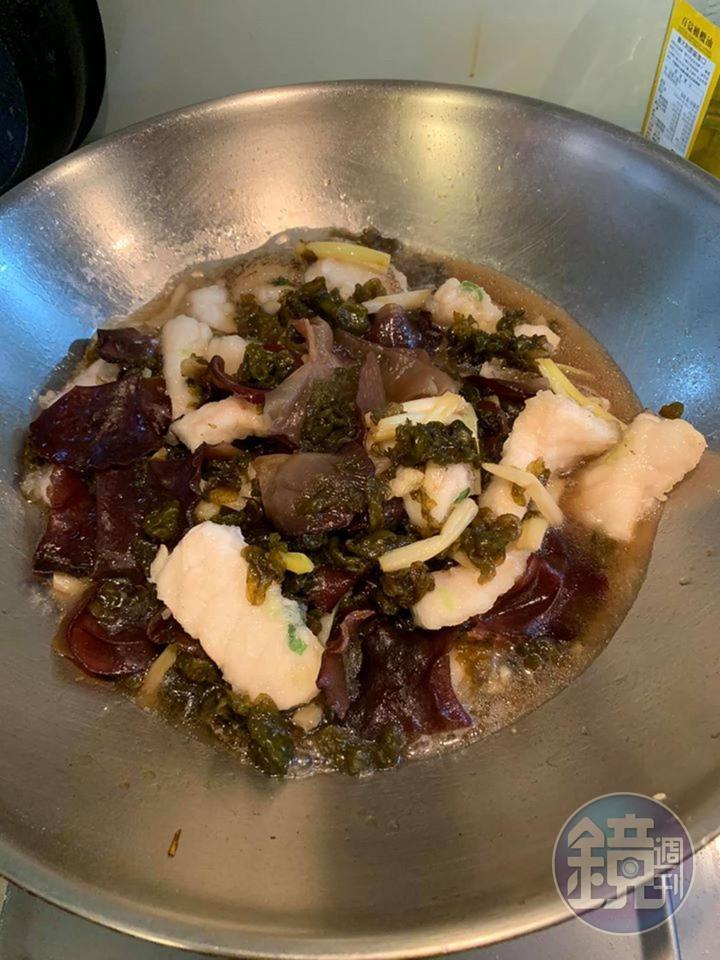 魚片易散，要小心拌炒。