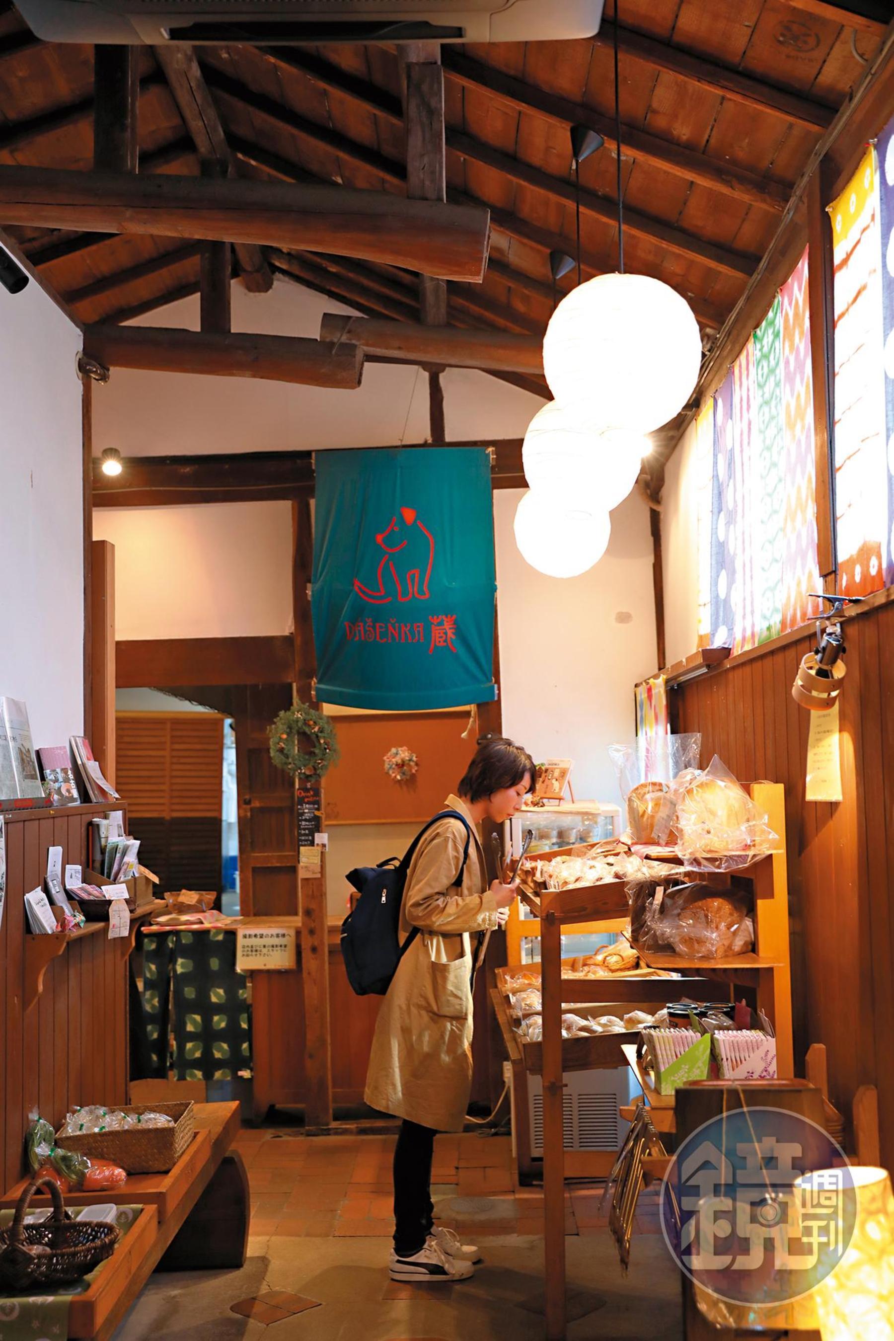 「ダーシェンカ.蔵」是一間開在老絞染店裡的麵包坊。