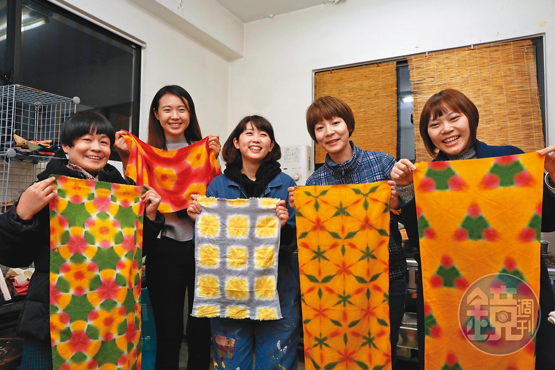 「まり木綿」的藝術家主人Mari（中）帶旅客體驗有松絞染DIY。