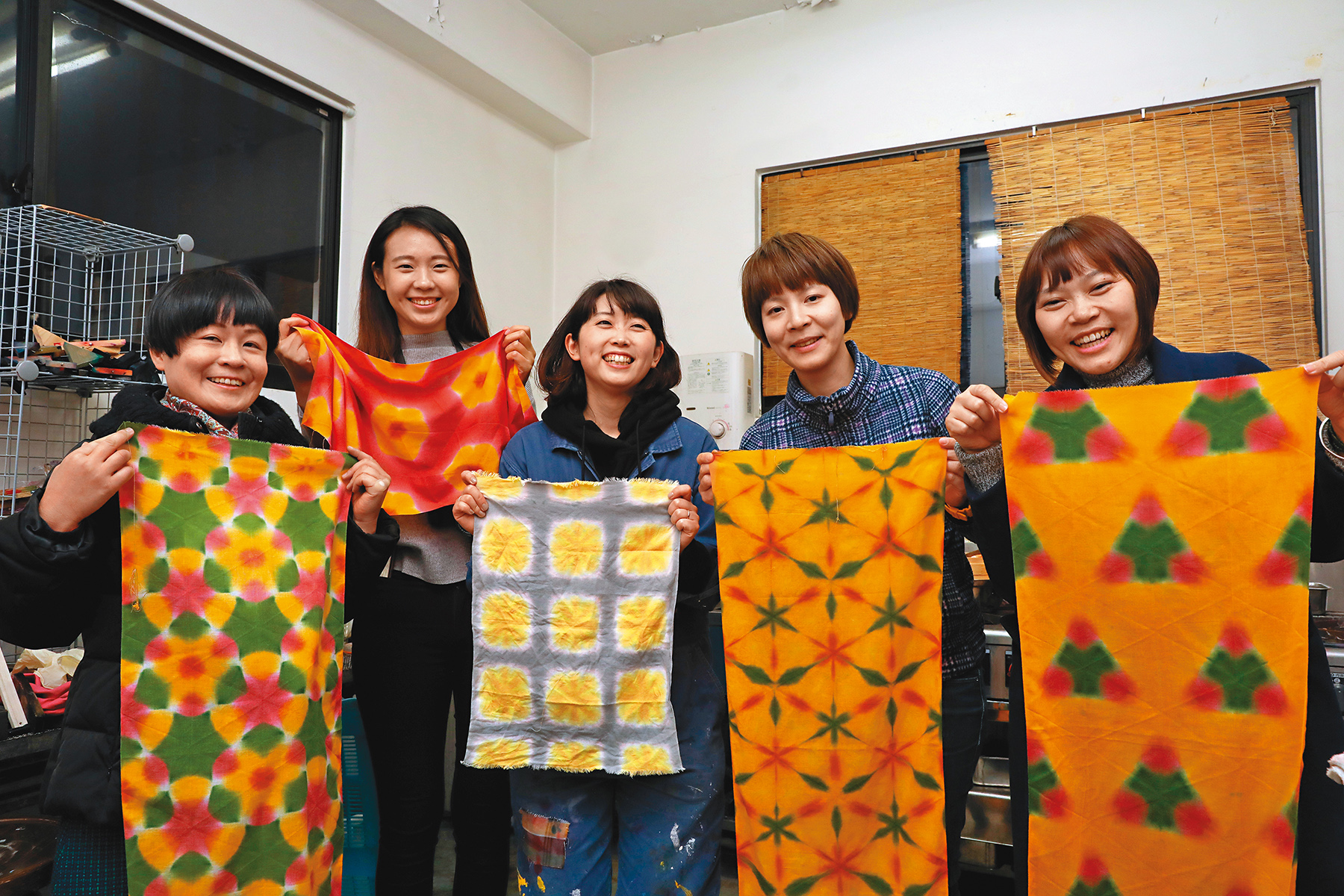 「まり木綿」的藝術家主人Mari（中）帶旅客體驗有松絞染DIY。