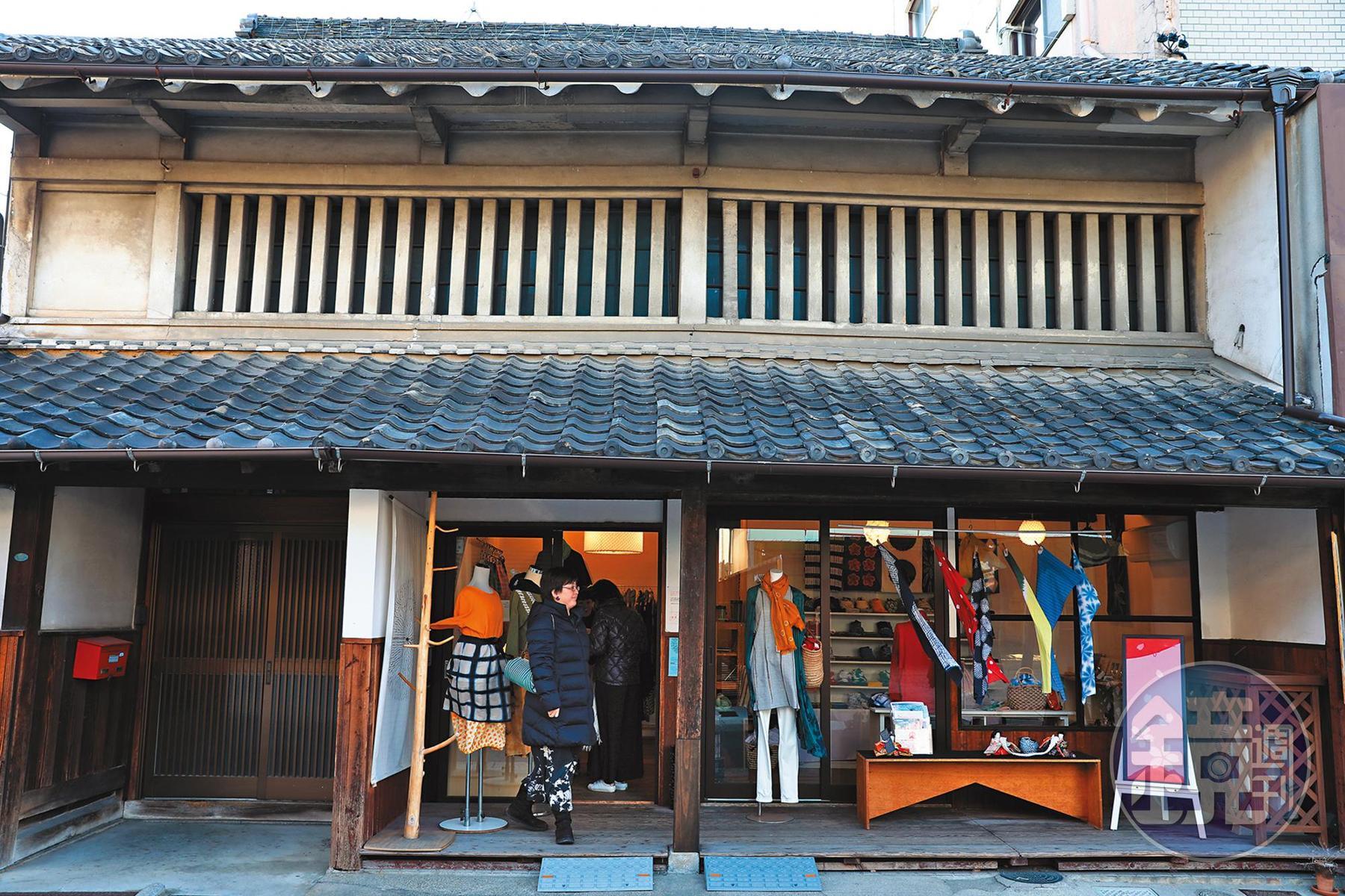 這家絞染店有松アトリエ就開在老屋裡。 