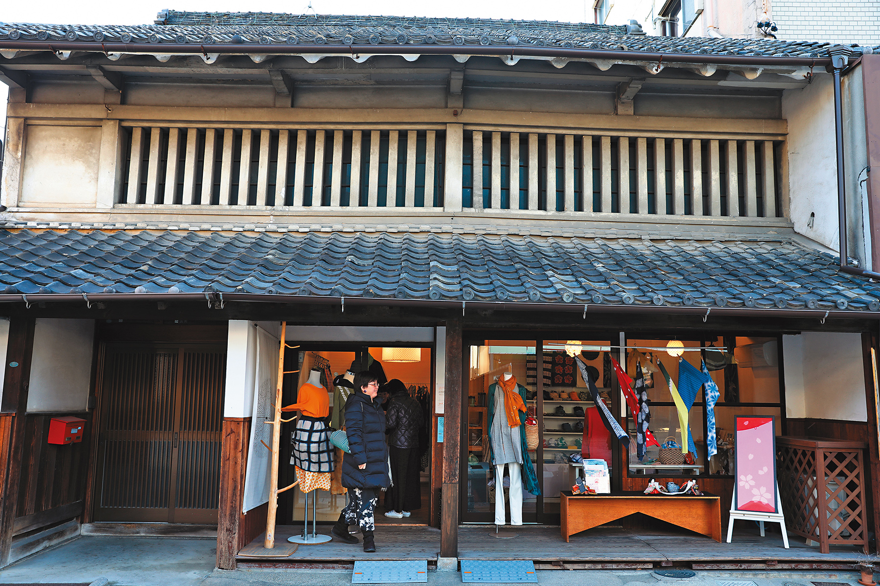 這家絞染店有松アトリエ就開在老屋裡。 