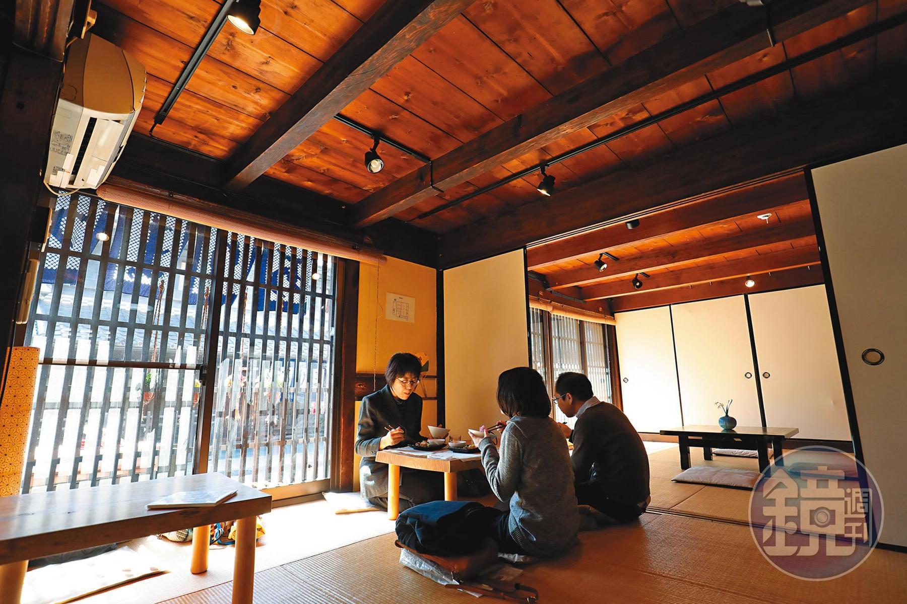 老屋在白天是溫馨舒適的榻榻米Café餐廳，晚上則變身成背包客喜歡的和式臥床。