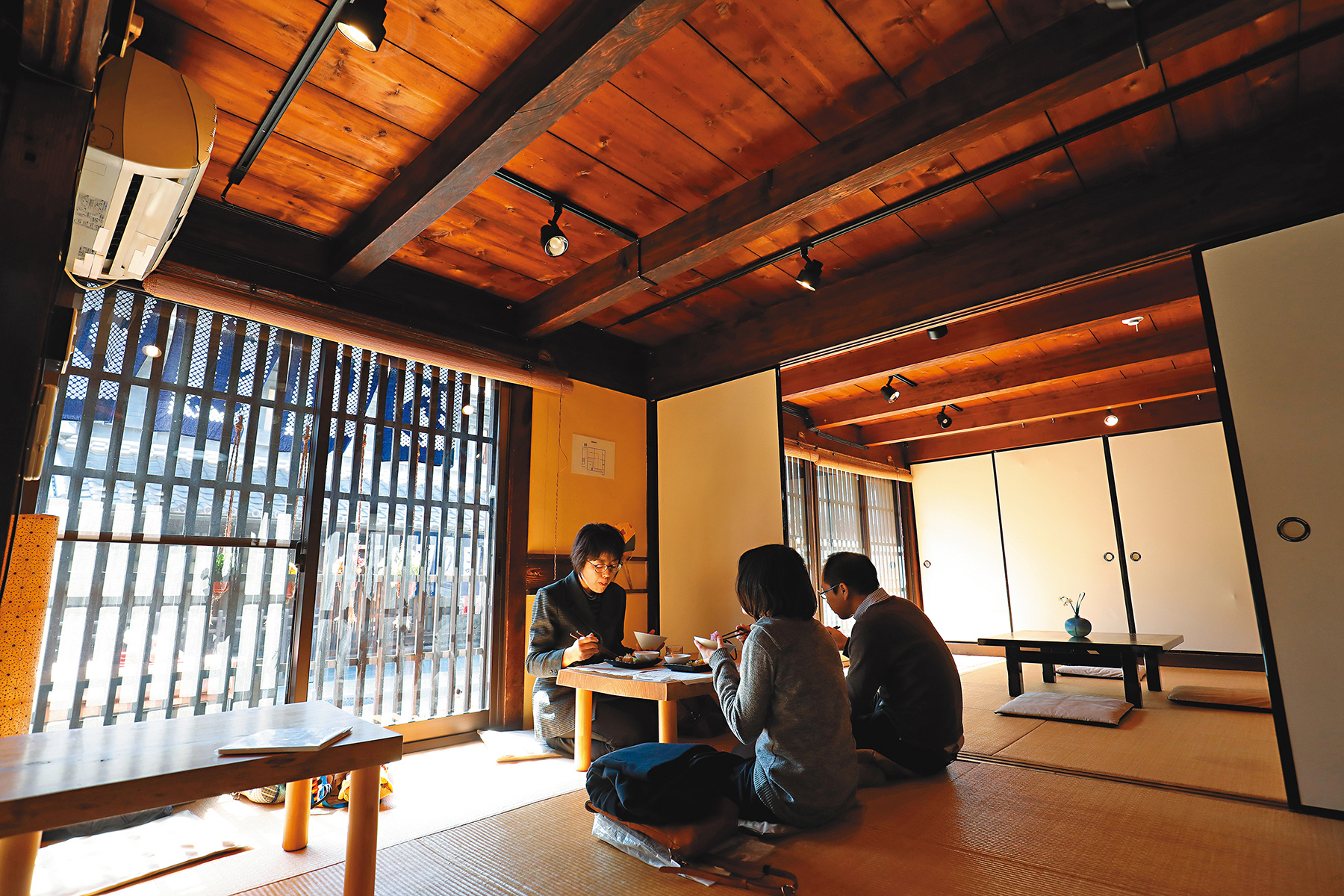 老屋在白天是溫馨舒適的榻榻米Café餐廳，晚上則變身成背包客喜歡的和式臥床。