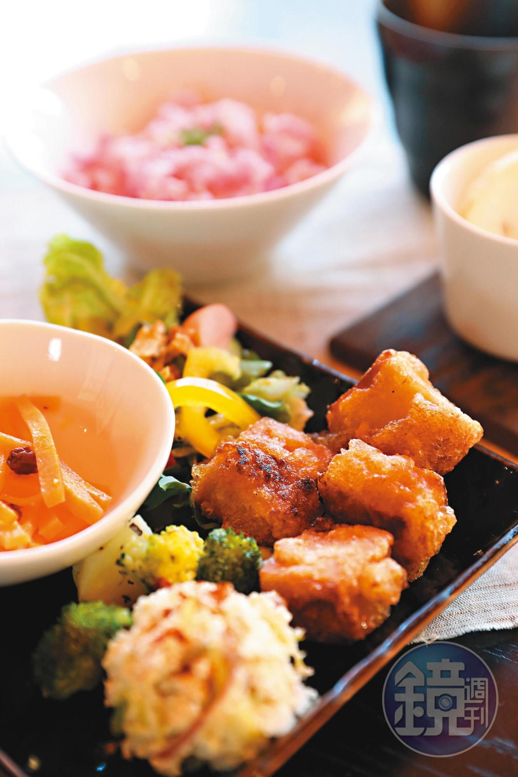「今日午餐」使用老闆娘自家的季節蔬果入菜。（1,100日圓／份，約NT$303）