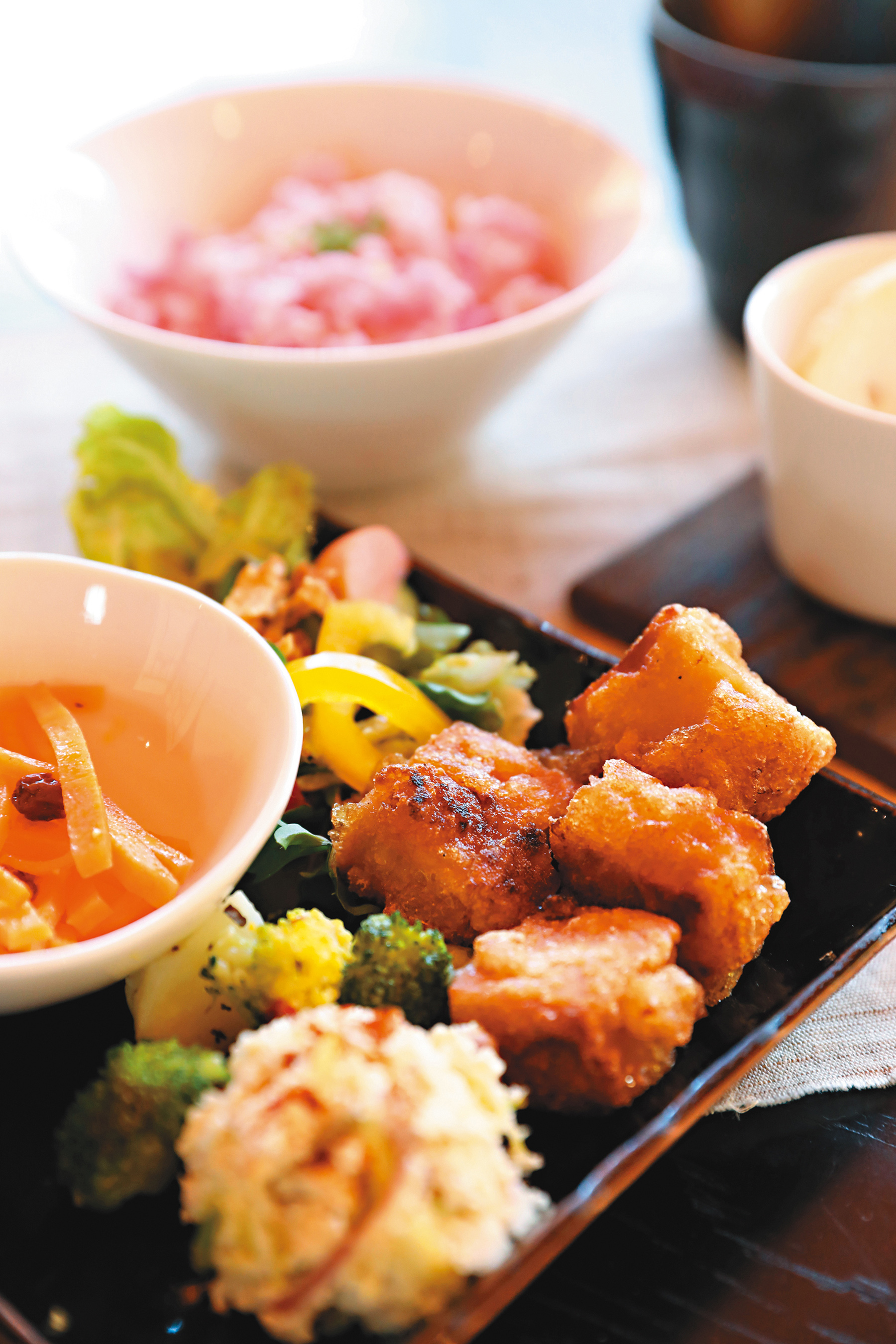 「今日午餐」使用老闆娘自家的季節蔬果入菜。（1,100日圓／份，約NT$303）