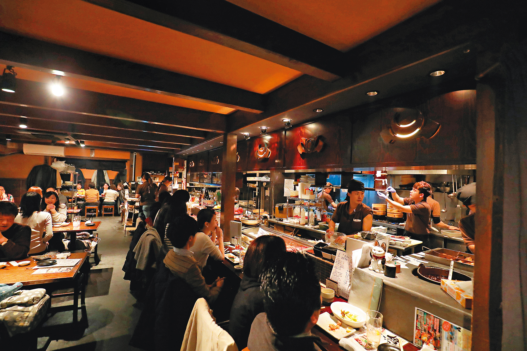 在「和志かぶと屋」用餐，就像坐在昭和時代的居酒屋。