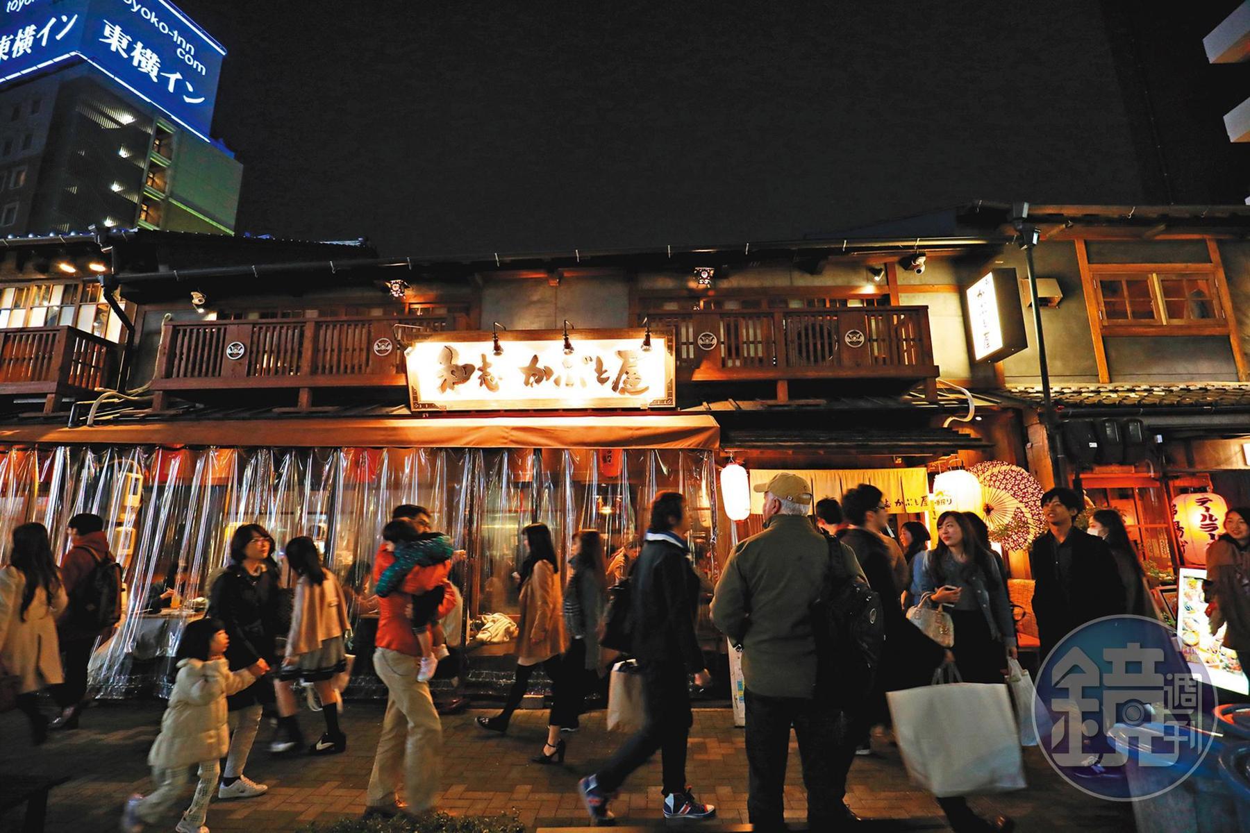 餐廳的裝潢古色古香，很受當地年輕上班族歡迎。