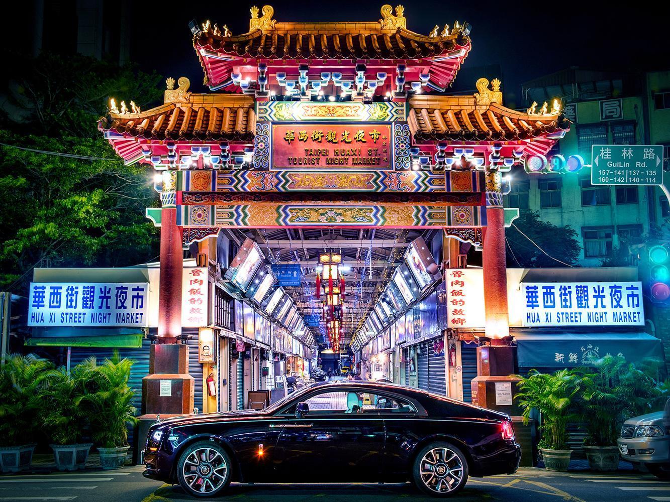 在華西街看到層峰品牌勞斯萊斯與在地化夜市及古建築的衝突美感。