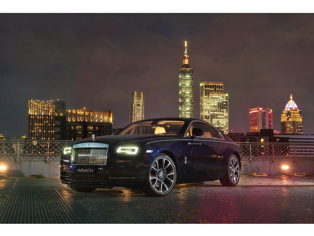 台北101襯托出勞斯萊斯 Wraith 的層峰之巔。