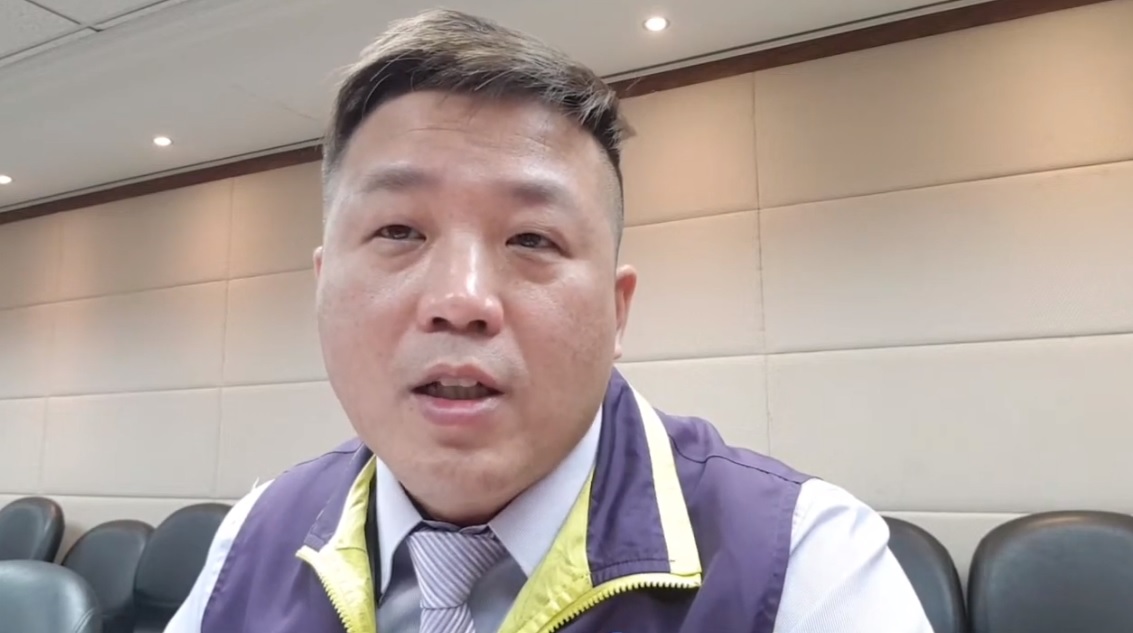 桃園市議員黃敬平質疑黨內組織改造喊假的，直接將原本閉門的會議在網路上公開直播，他甚至大爆粗口，最後更怒摔椅子離場，場面非常火爆。（翻攝自黃敬平YouTube頻道）