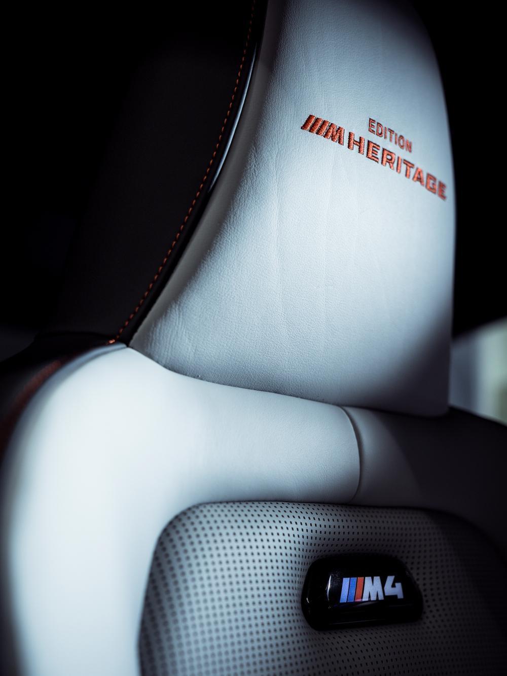  Velvet Blue Metallic紫色M4搭配白色座椅與橘色縫線Edition ///M Heritage字樣格外吸睛。