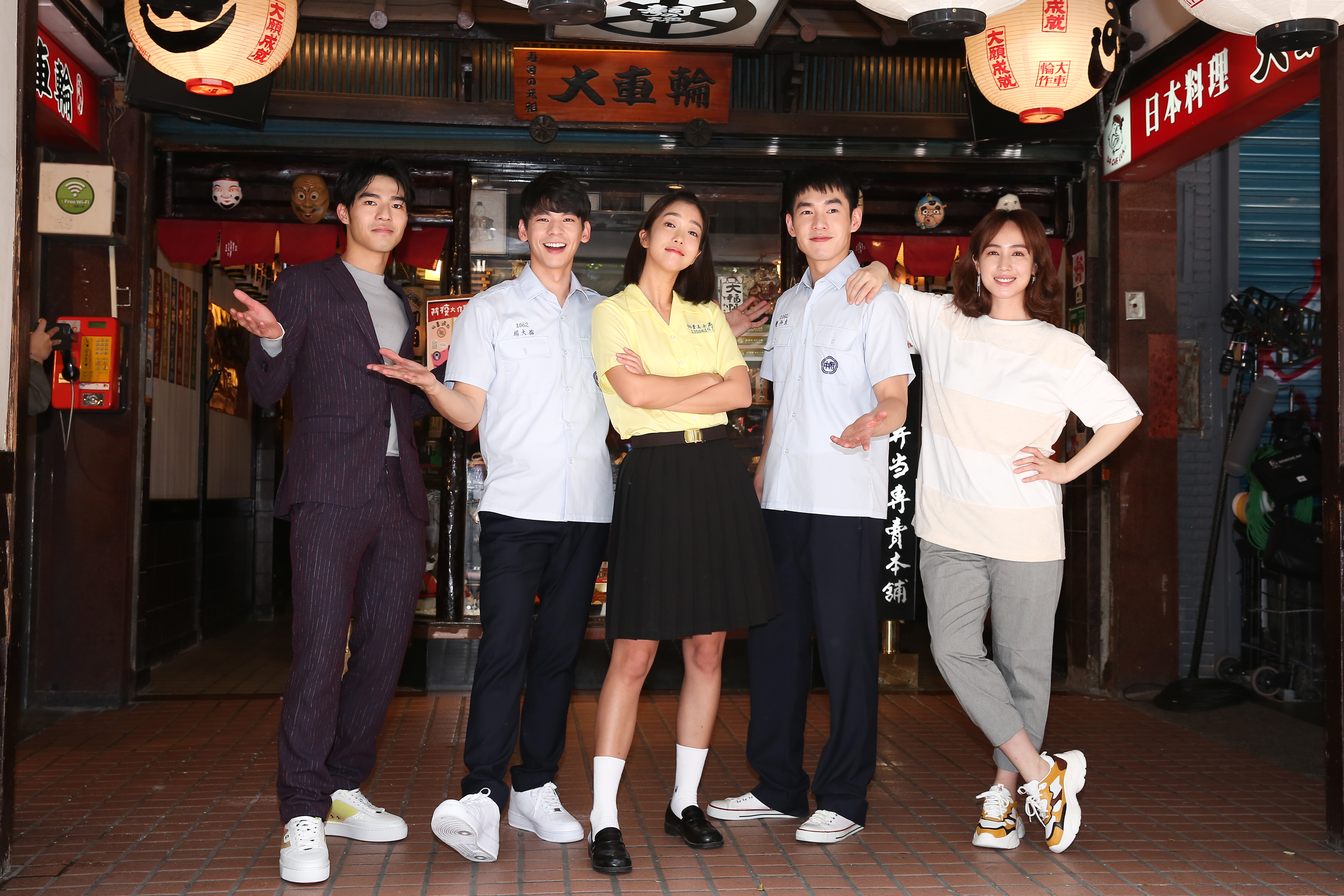 迷你劇集《大債時代》今日舉行開鏡儀式，主要演員陳昊森（左起）、林柏宏、李霈瑜（大霈） 、張書豪、小薰（黃瀞怡）等人一同出席祈求拍攝順利。