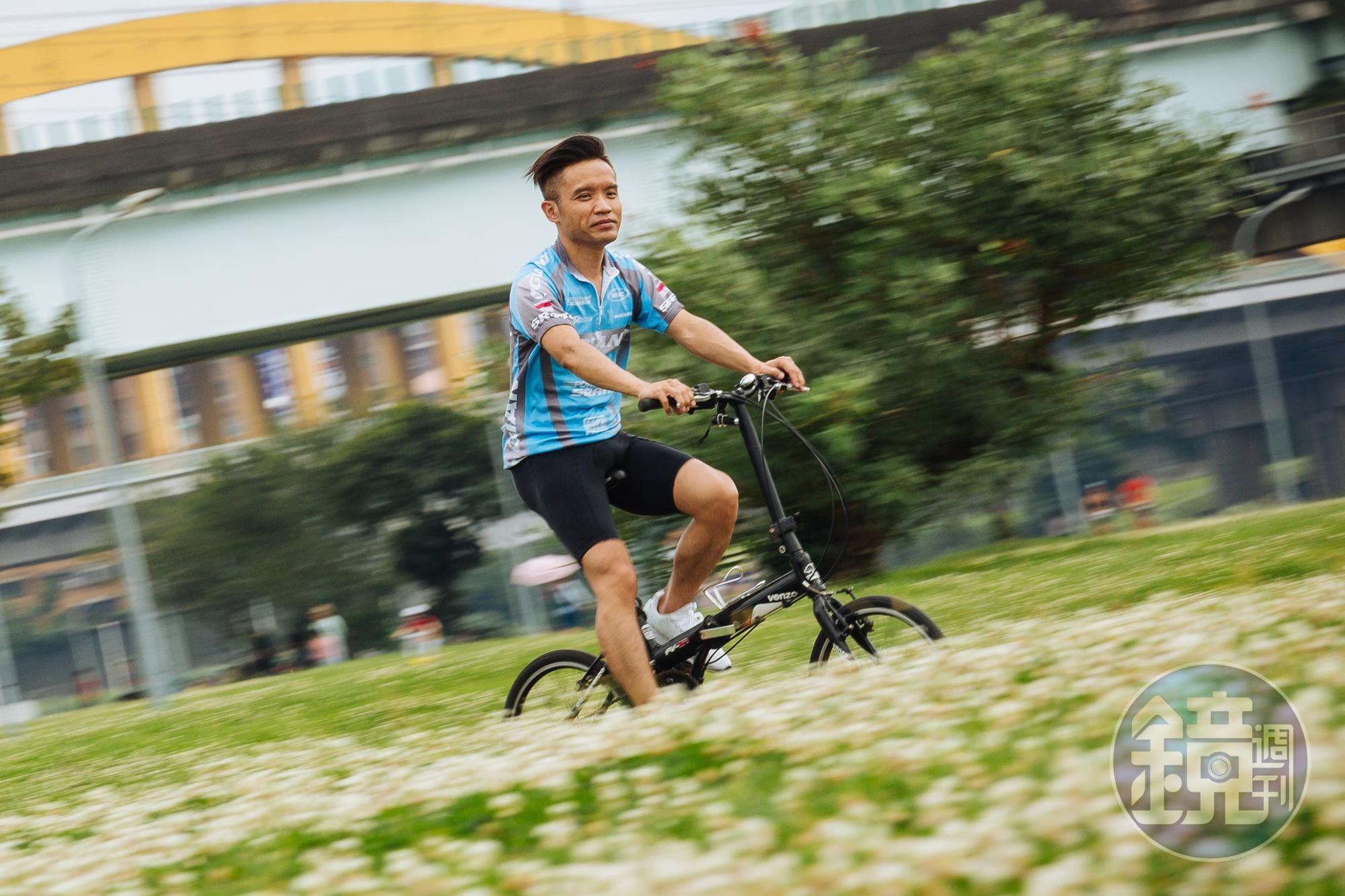 平日下午收盤後,楊燁換上車衣,藉由單車運動釋放壓力。