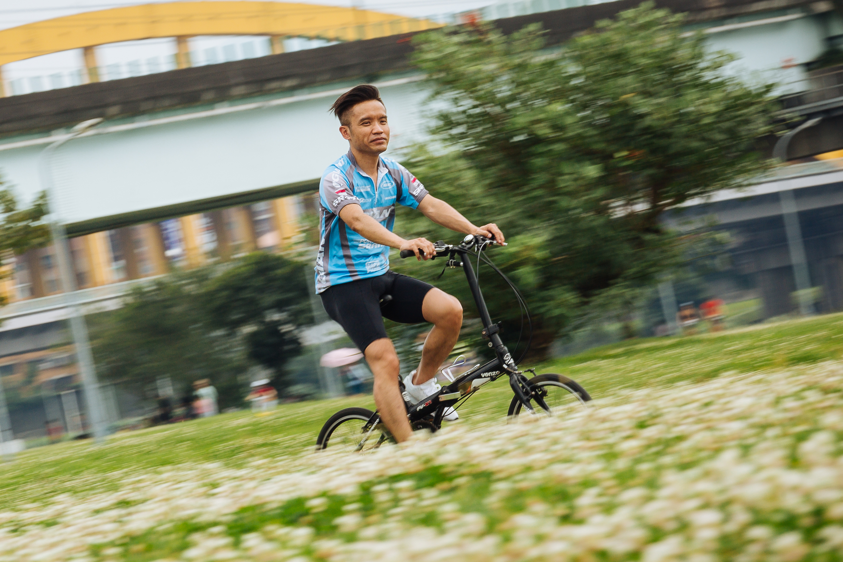 平日下午收盤後，楊燁換上車衣，藉由單車運動釋放壓力。