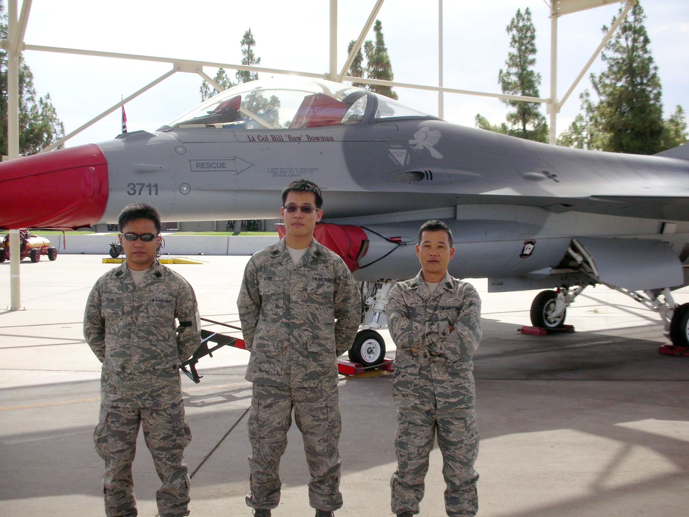 士官長退役的楊燁（左1），以前在部隊負責維修戰鬥機工作，相重視紀律與SOP。（楊燁提供）