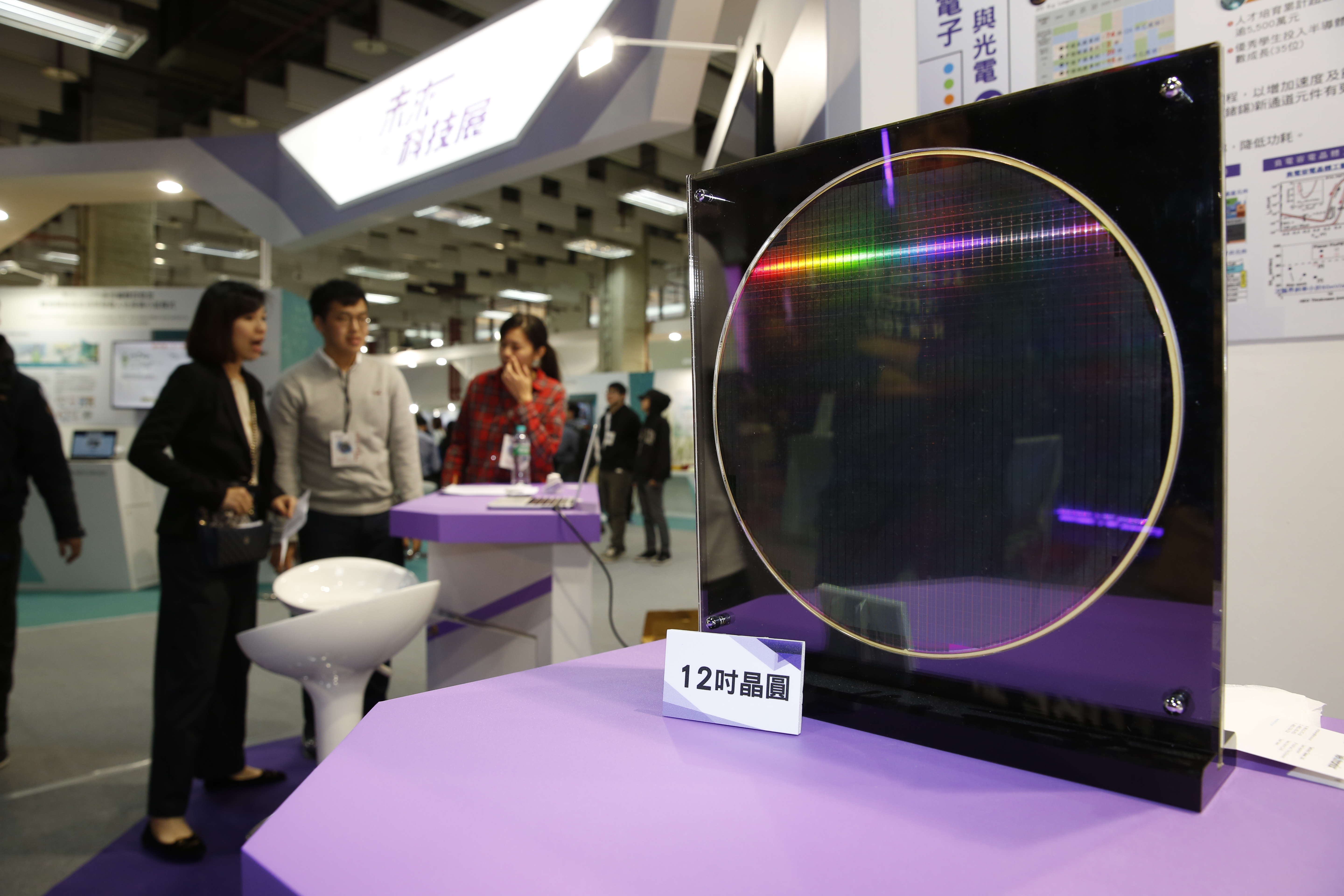 楊燁透過進場六問、出場二條件，紀律投資中美晶，3個月賺進兩波段。