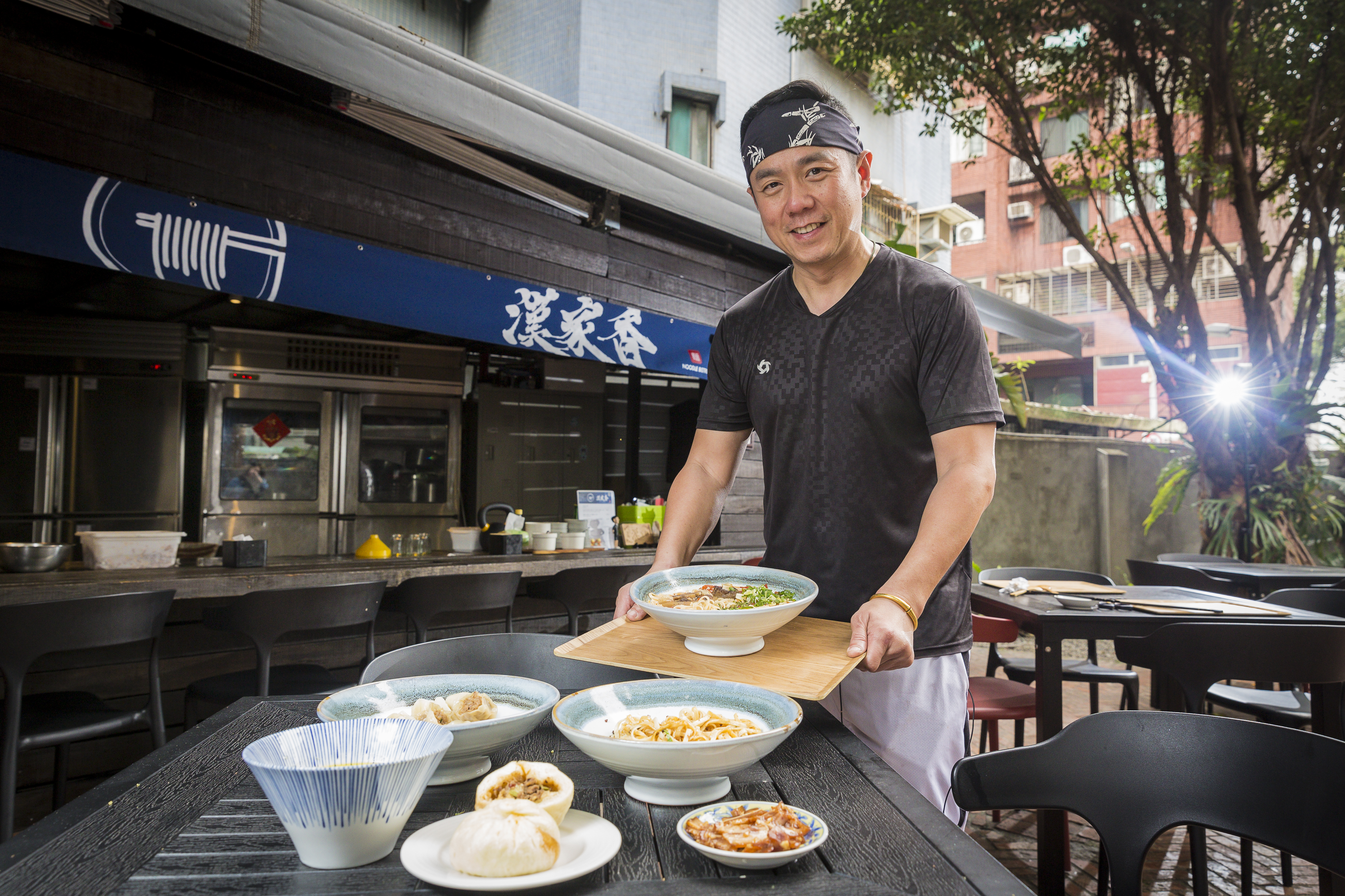 人生三分之一日子都在獄中度過的張兆漢，開麵店除了自力更生，也喜歡跟客人聊天。這是他融入社會的方式之一。