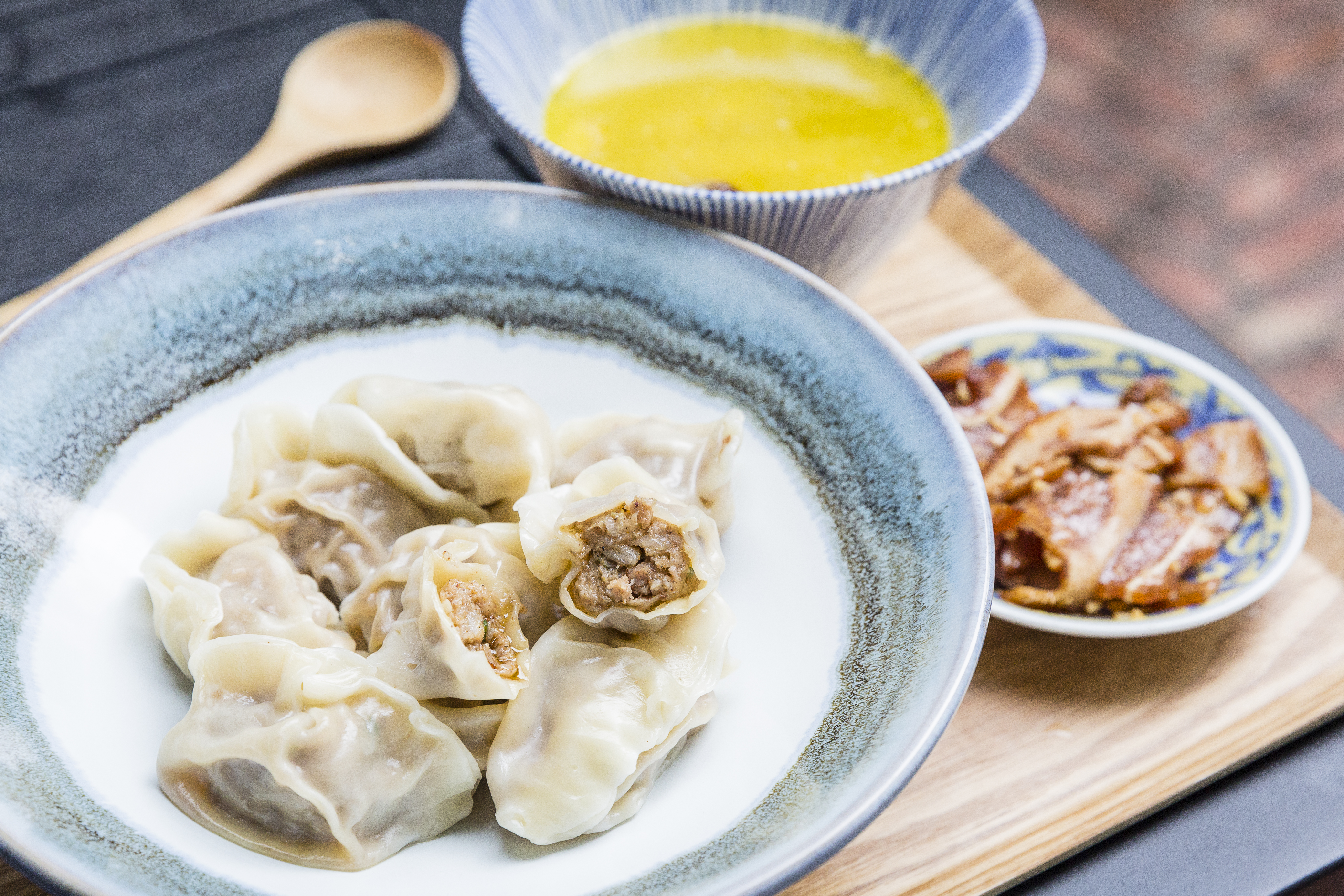 張兆漢陸續研發椒麻醬搭入不同食材。椒麻水餃，皮Q、內餡飽滿，每口咬下都有椒麻香。(椒麻水餃套餐 含10顆水餃及雞湯200元)