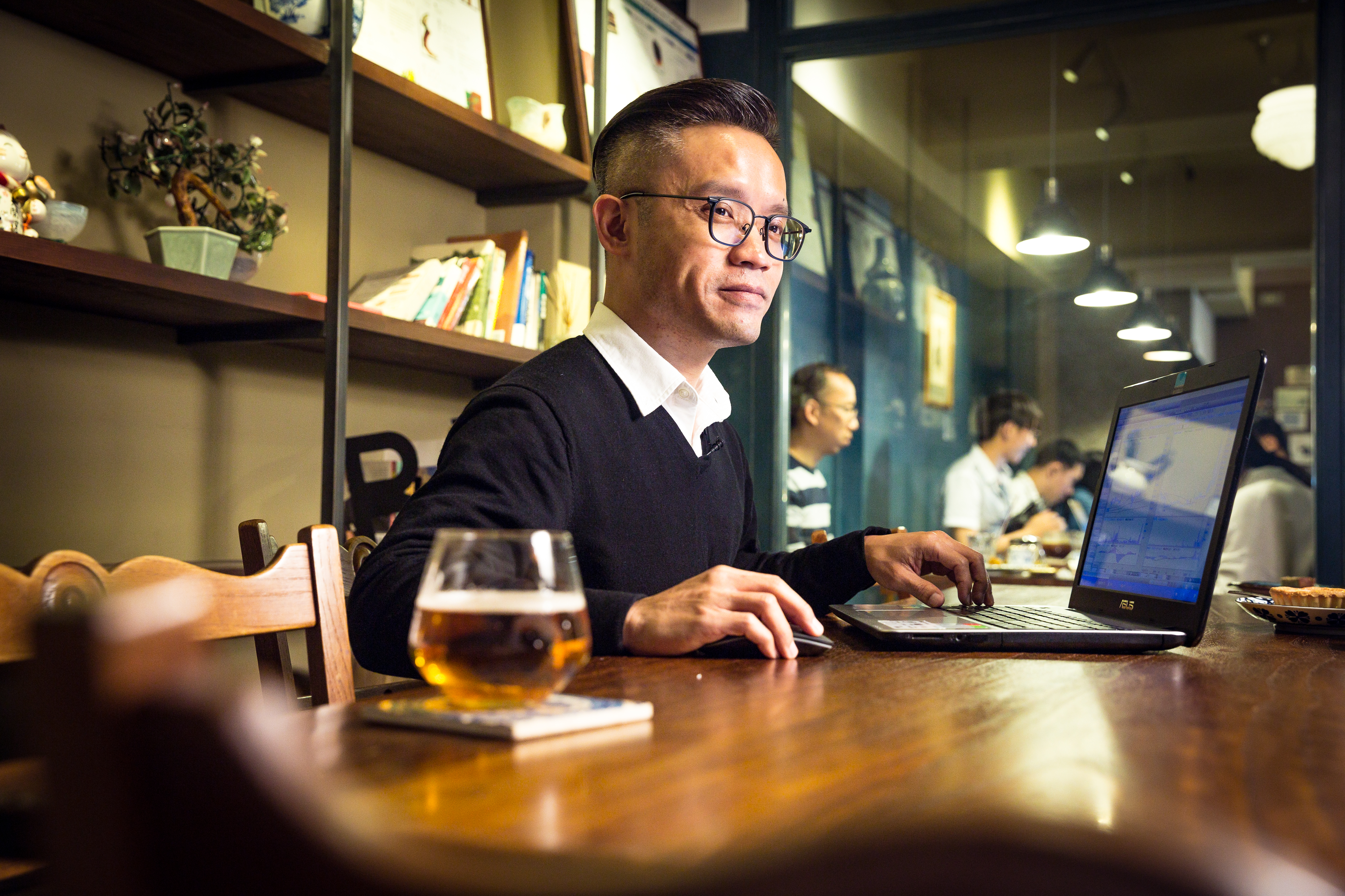 操作嚴守紀律，楊燁靠進場六問、出場二條件，提高勝率。