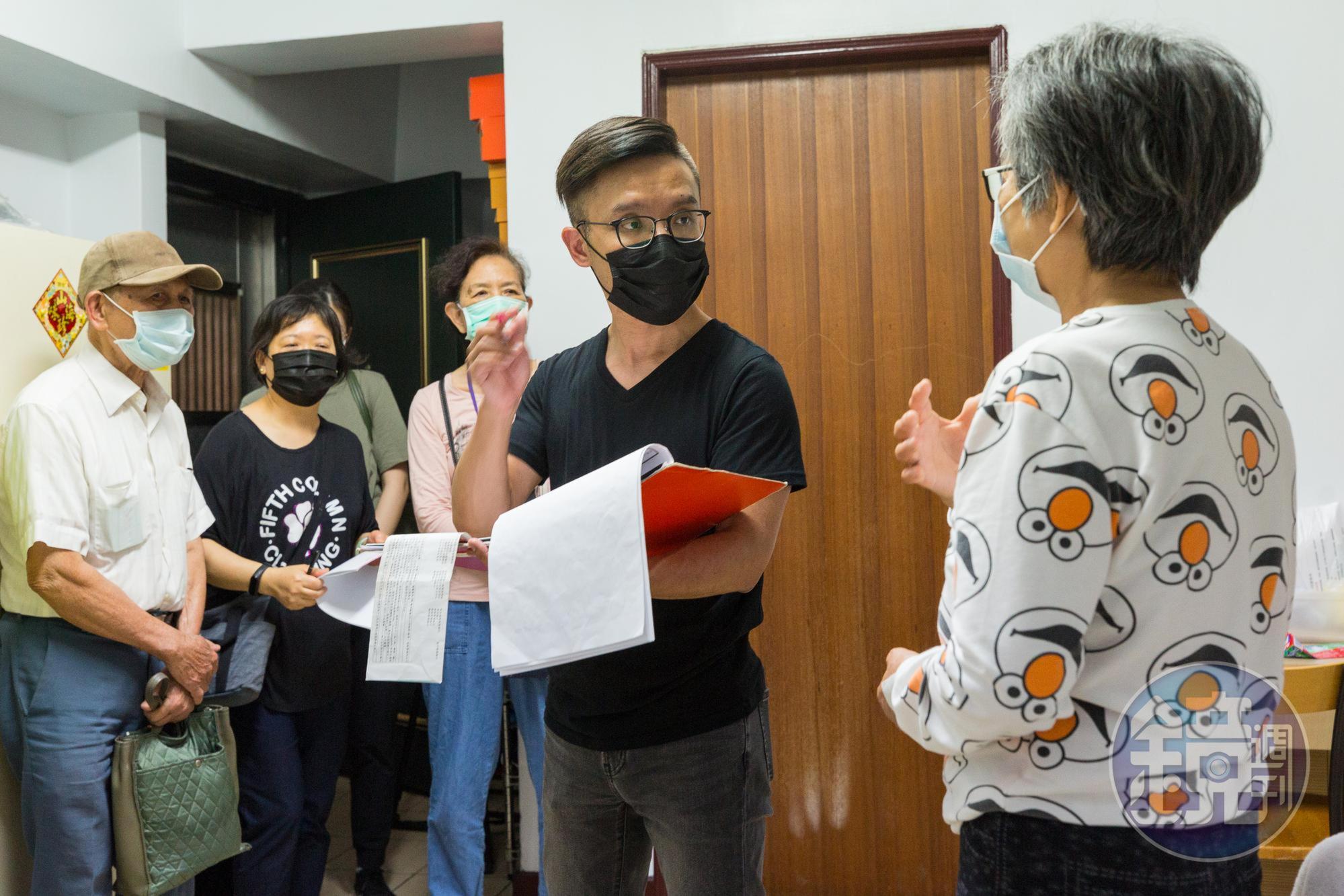 每週日楊燁會來當志工,跟著善願愛心協會關懷癌末病患、弱勢家庭。