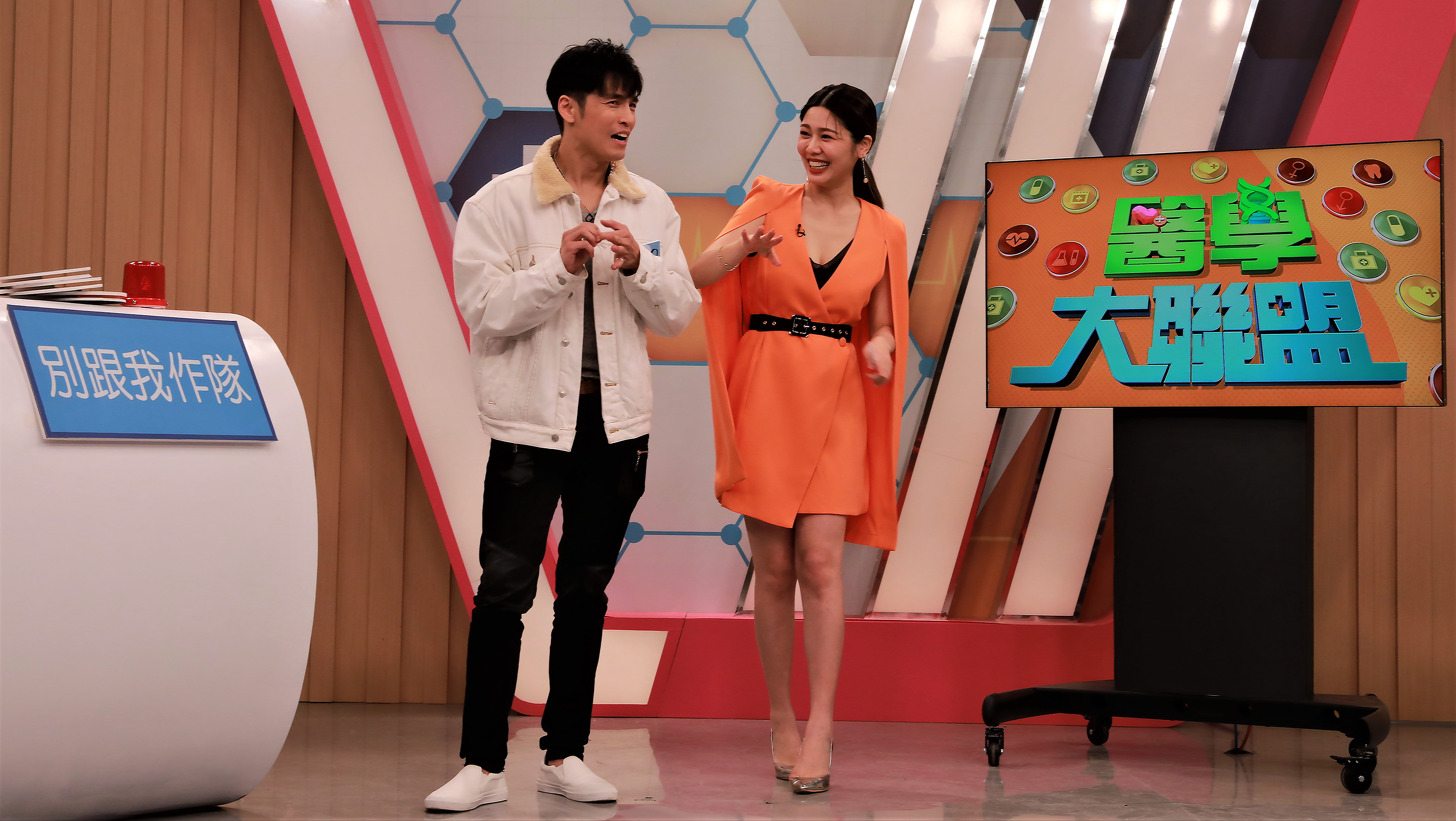 白家綺試按「商陽穴」，大喊「好痛」，醫師緊接說：「這個穴位可以提高性慾」。（民視提供）