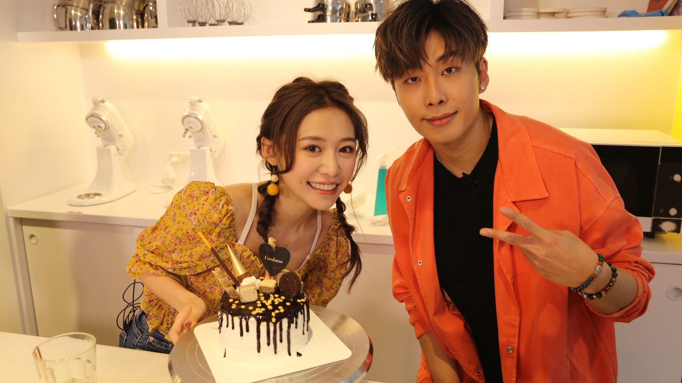 紀卜心和李建軒挑戰製作「巧克力香蕉蛋糕」。（《哈囉！我是格格》提供）