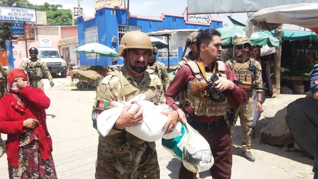 阿富汗醫院遭恐攻，軍警救出醫院中的新生兒。（翻攝@fahimabed推特）