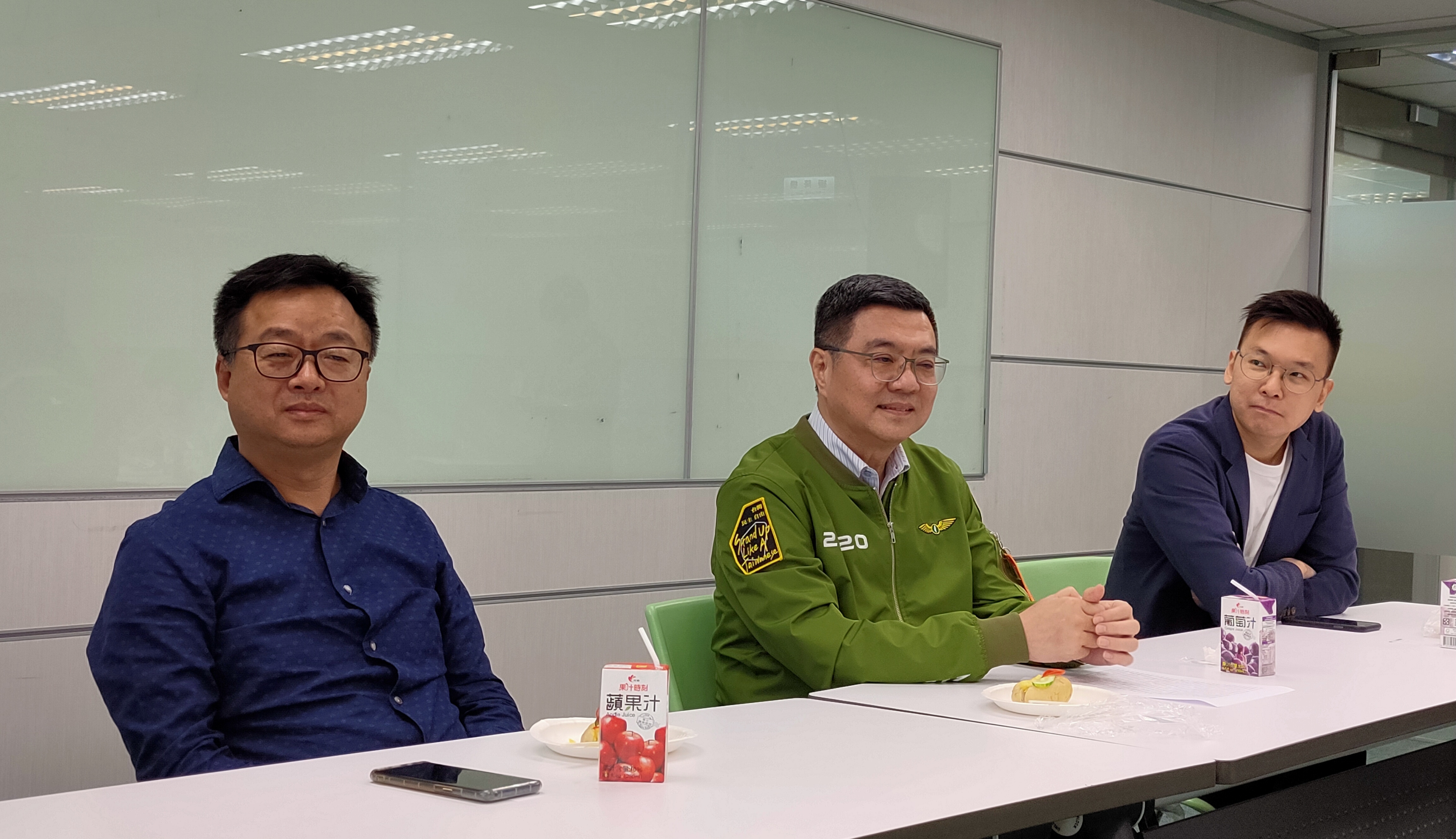 民進黨主席卓榮泰(中)、祕書長羅文嘉(左)、副祕書長林飛帆(右)今傍晚與媒體茶敘。