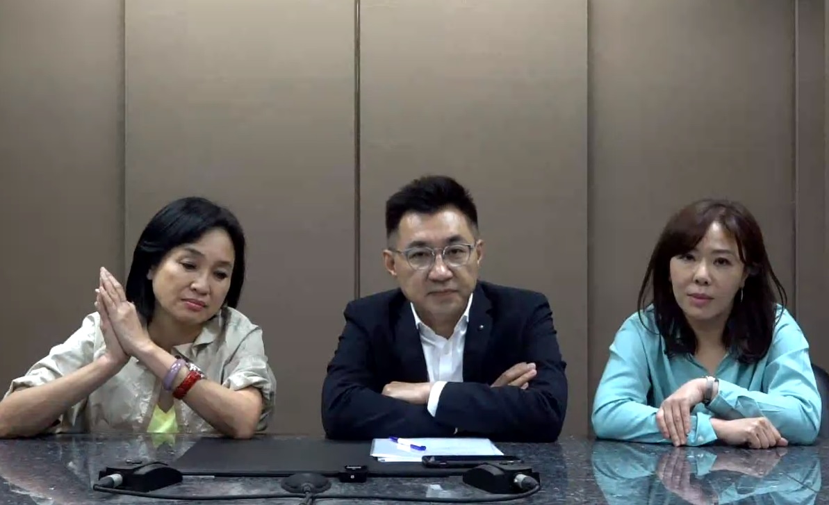 傍晚江啟臣親上火線，與副祕書長柯志恩（左）、李彥秀（右）開直播，要求李來希必須對言論負責。（翻攝自江啟臣臉書直播）