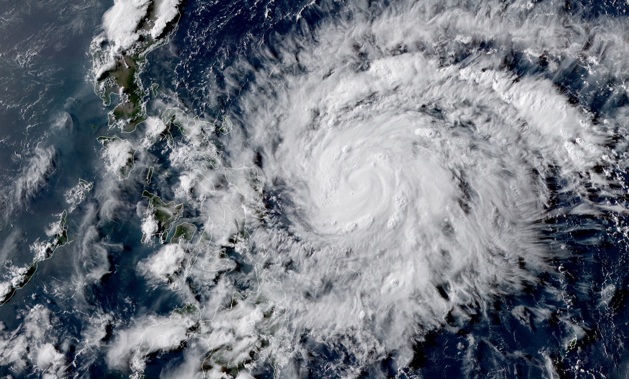 颱風「黃蜂」自昨（13日）生成後持續增強中。（翻攝自臉書粉專台灣颱風論壇｜天氣特急）