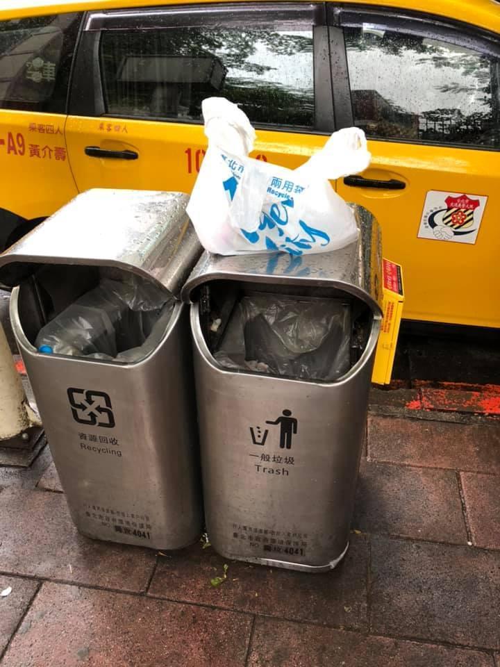 有民眾在中山區路過一垃圾桶旁邊,聽到哀嚎聲。(翻攝自臉書)