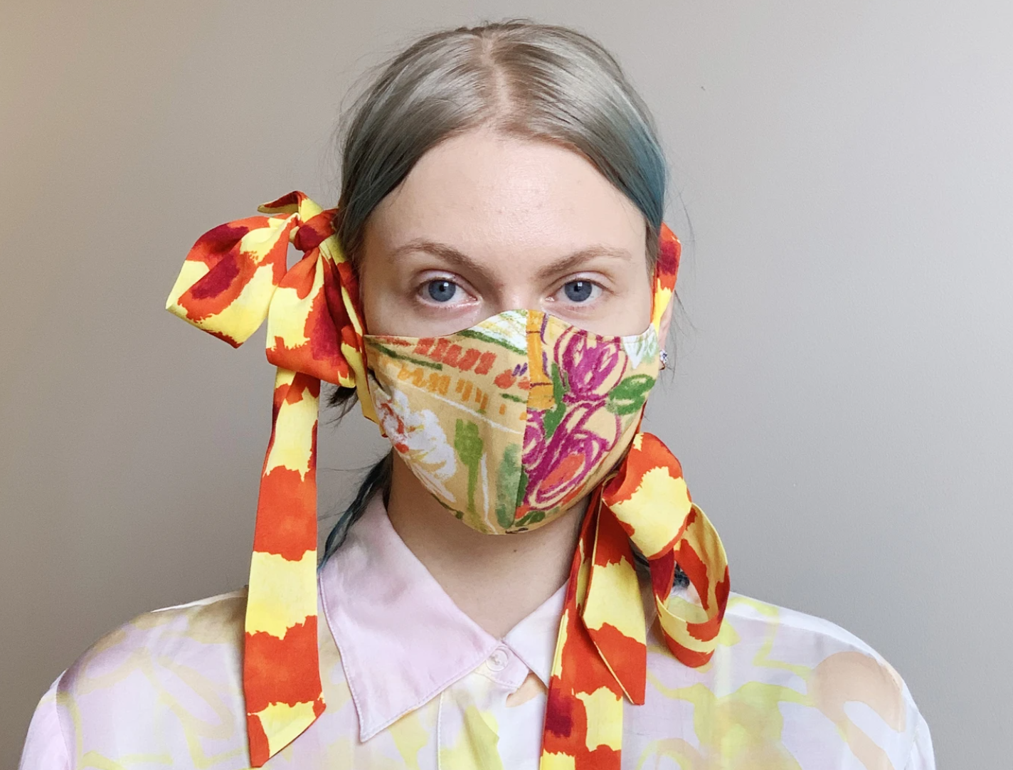 口罩也可以講究時尚和美感。Collina Strada設計師款絲質蝴蝶結口罩，要價百元美金。（Collina Strada官網）