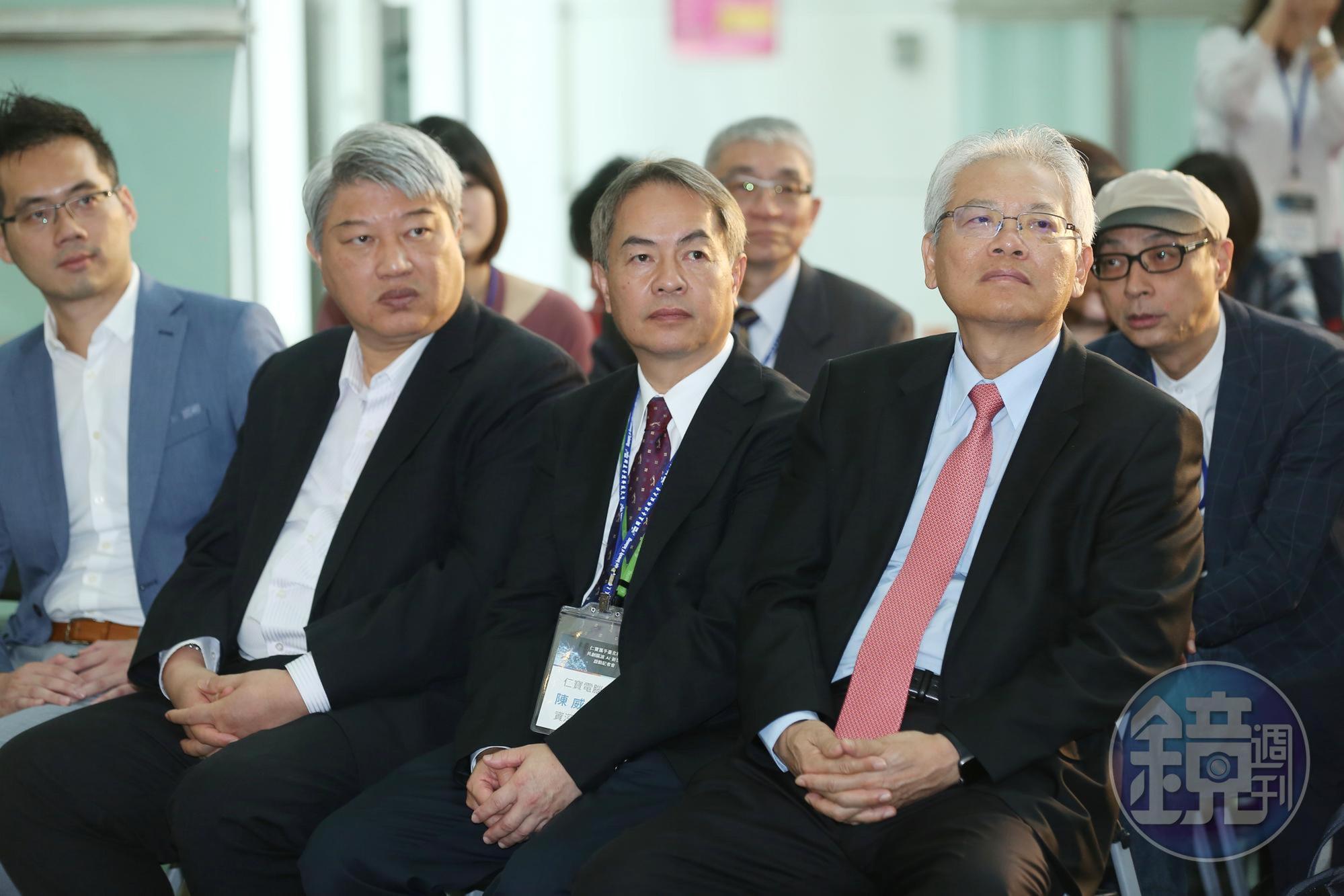 金寶借仁寶大將救火，由仁寶資深副總經理陳威昌（右2）接任金寶總經理職務。