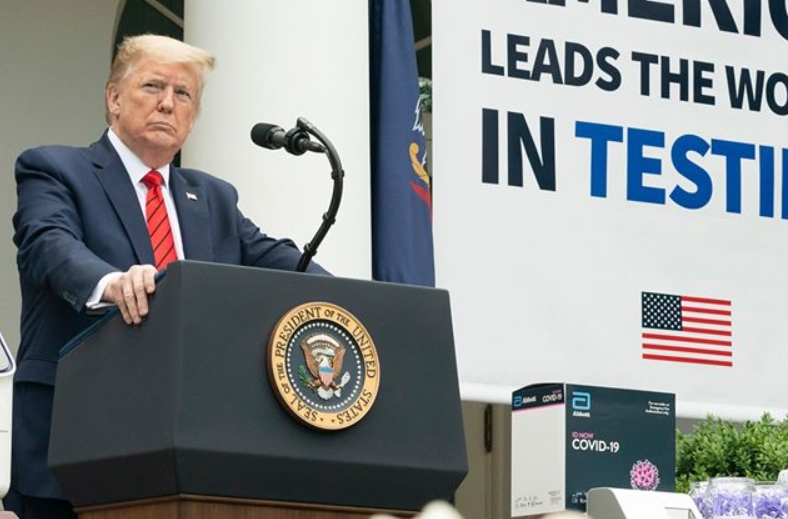 美國總統川普將去年5月所簽署的行政命令延長1年，持續封殺華為和中興。（翻攝白宮臉書）