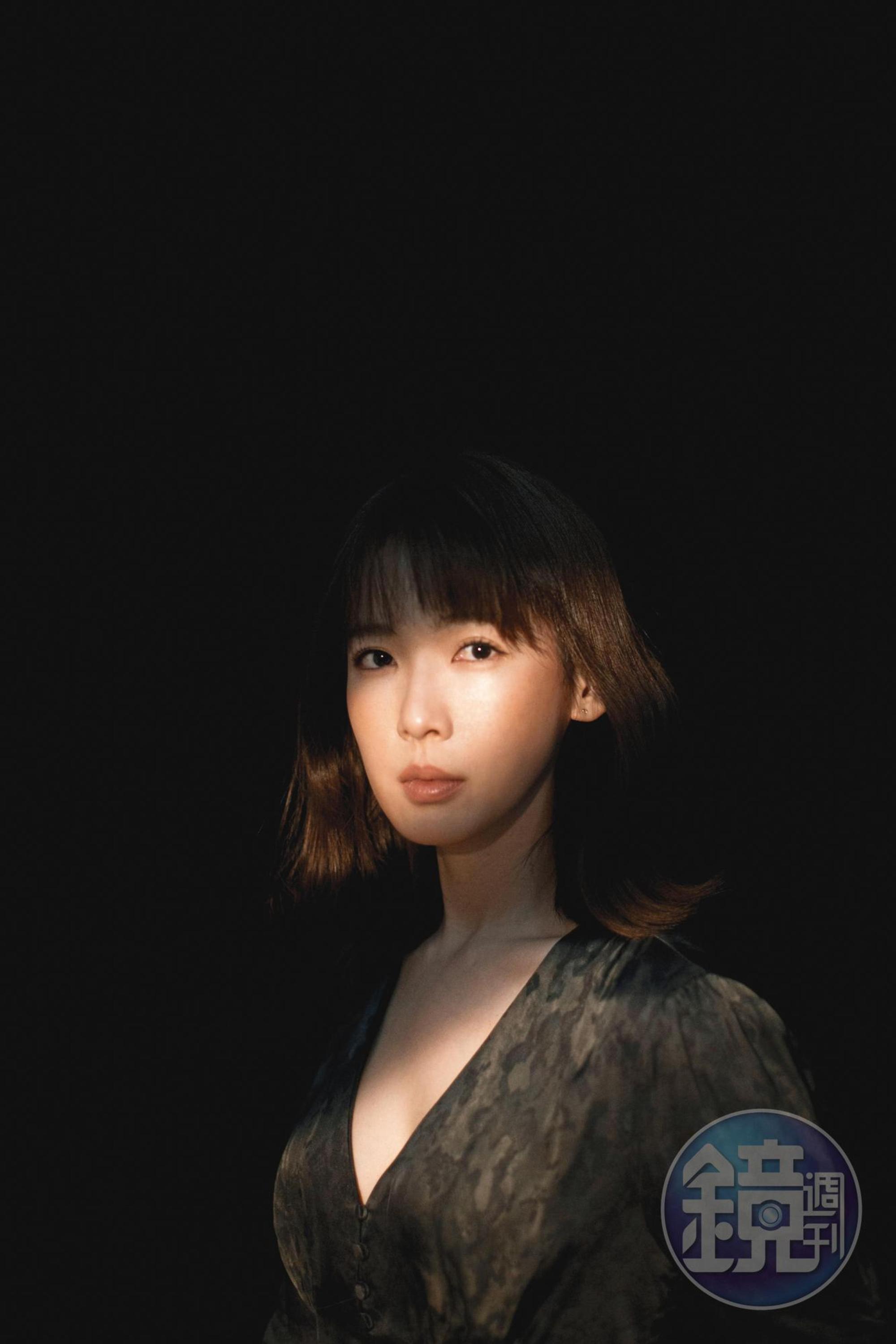 演出音樂劇，跟擔任足球比賽轉播，哪個比較緊張？孫可芳說：「其實，我一直在想，到底是哪一個？」 