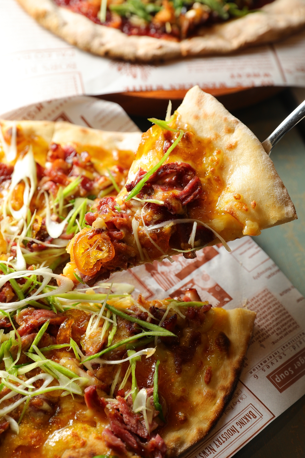 「 蘭陽金棗鴨賞Pizza」是以 在地名產鴨賞入味，搭配金棗醬，鹹甜交織。（280 元／8吋、480元／12吋）