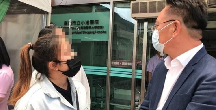 韓賜村事發後到醫院探視余妻,遭家屬怒斥。(翻攝照片)