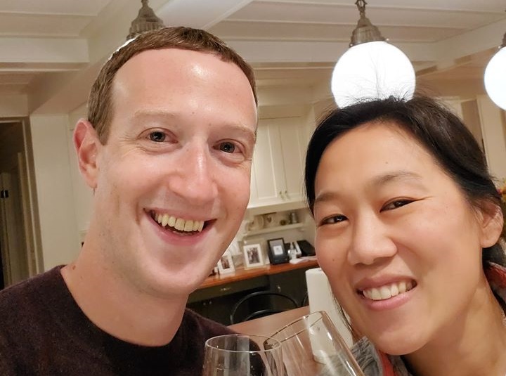 祖克柏（左）和妻子普里西拉陳（右）捐了80萬美元給經常造訪的餐館和酒吧。（翻攝自Mark Zuckerberg臉書）