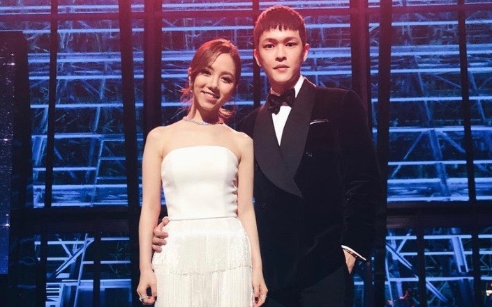 鄧紫棋2018年赴美國NASA表演，大方和造型師男友拍照。（翻攝鄧紫棋IG)